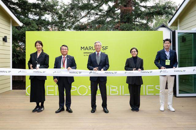 아산나눔재단이 12일 (현지시간) 미국 캘리포니아주 샌머테이오에서 첫 해외 거점이자 단기 체류형 글로벌 커뮤니티 허브인 ‘마루SF’를 공식 개관하고 기념식을 하고 있다. 정남이(왼쪽부터) 아산나눔재단 상임이사, 임정택 주샌프란시스코 총영사, 정몽준 아산나눔재단 명예이사장, 엄윤미 아산나눔재단 이사장, 김지훈 아산나눔재단 이사. 아산나눔재단 제공