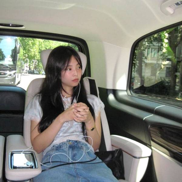 무선 이어폰의 등장으로 한동안 자취를 감췄던 유선 이어폰이 최근 젊은 세대 사이에서 유행하고 있다. /사진=제니 인스타그램 캡처