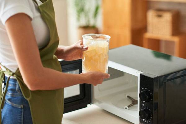 사용 직후 단 1분만 투자하면 전자레인지를 새것처럼 깨끗하게 유지할 수 있다/사진=게티이미지뱅크