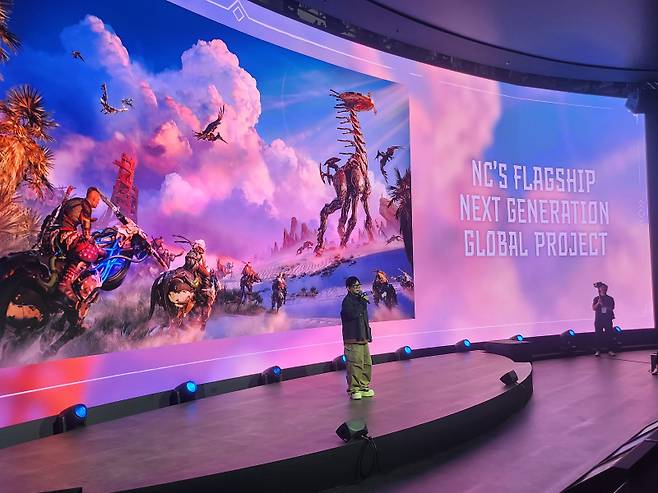 이성구&nbsp;호라이즌 스틸 프론티어스 총괄 프로듀서가 차세대 MMORPG '호라이즌 스틸 프론티어스'를 소개하고 있다. IS포토