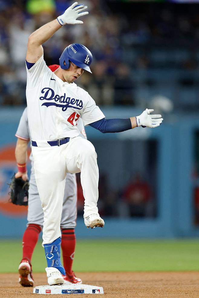 <yonhap photo-3801="">올해 내셔널리그 와일드카드시리즈에서 2루타를 기록한 뒤 세리머니하는 벤 로트벳의 모습. [AFP=연합뉴스]</yonhap>