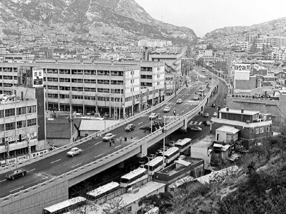 1977년 당시 유진상가와 홍제고가차도. [사진=서대문구]
