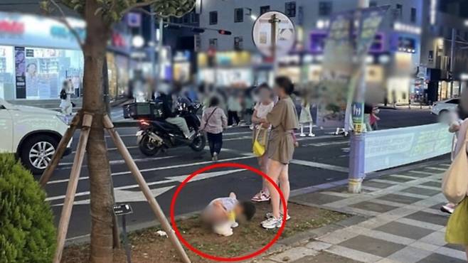 제주시 연동의 한 길거리에서 중국인 관광객으로 추정되는 남자아이가 화단에 용변을 보는 모습