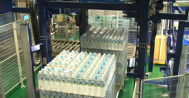 플라스틱 용기로 생산되는 삼다수