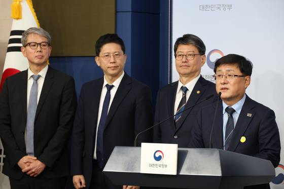 김성환 기후에너지환경부 장관이 11월 10일 정부서울청사에서 2035 국가온실가스 감축목표를 발표하고 있다. [연합뉴스]