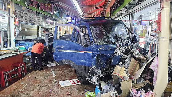 13일 오전 경기 부천 오정구 원종동 소재 시장에서 1t 트럭이 돌진해 21명의 사상자가 발생했다. 사진 부천소방서