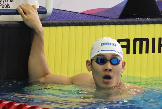 지난달 23일 부산 사직종합운동장 실내수영장에서 열린 제106회 전국체육대회 수영 남자 일반부 혼계영 400m 결승에서 자유형주자로 나선 김영범(강원도청)이 기록을 확인하고 있다.연합뉴스