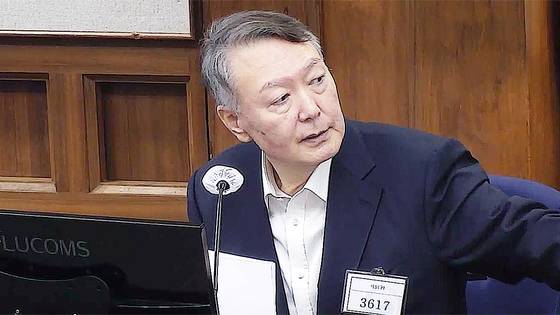 윤석열 전 대통령이 지난 3일 서울중앙지법 형사25부가 심리하는 내란 우두머리 사건 재판에서 증인으로 출석한 곽종근 전 육군 특수전사령부 사령관에게 질의하고 있다. 사진 서울중앙지법