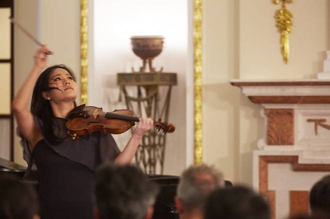 2015년 한국인 최초로 퀸 엘리자베스 콩쿠르에서 우승한 바이올리니스트 임지영이 서울 덕수궁 석조전에서 열린 '스트라디바리우스 베수비오' 전시 기념 공연에서 베수비오로 직접 연주 중인 모습. 임지영은 국내 음악가로는 드물게 스트라디바리우스로 10년간 연주해왔다. (c)문덕관