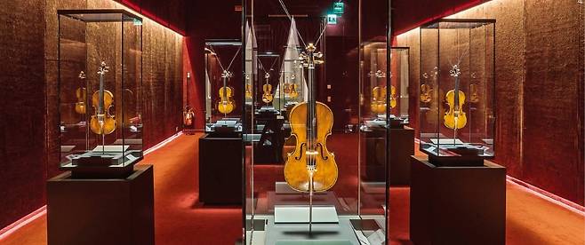 이탈리아 밀라노에서 남동쪽으로 약 85㎞ 떨어진 ‘현악기의 성지’ 크레모나. 이 도시 중심부에 있는 바이올린박물관에 스트라디바리우스와 과르네리 등 명품 바이올린이 전시돼 있다. /©Cristian_Chiodelli