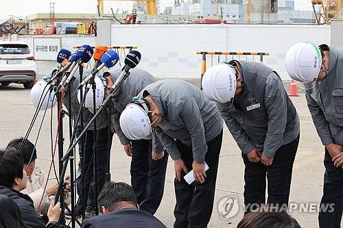 울산화력발전소 보일러 타워 붕괴 사고 8일째인 13일 오전 한국동서발전 권명호 사장(오른쪽 세번째)과 임원진이 발전소 후문 앞에서 고개 숙여 사과하고 있다. 연합뉴스