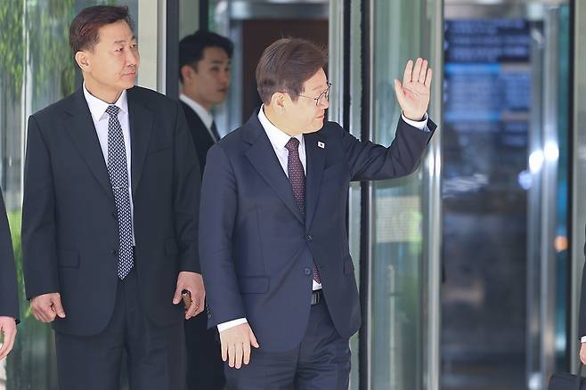 Then-presidential candidate Lee Jae Myung of the Democratic Party waves to supporters after attending a hearing in his first trial on charges of breach of trust in the Daejang-dong development scandal and bribery involving Seongnam FC at the Seoul Central District Court in Seocho District, southern Seoul, on April 29. [YONHAP]
