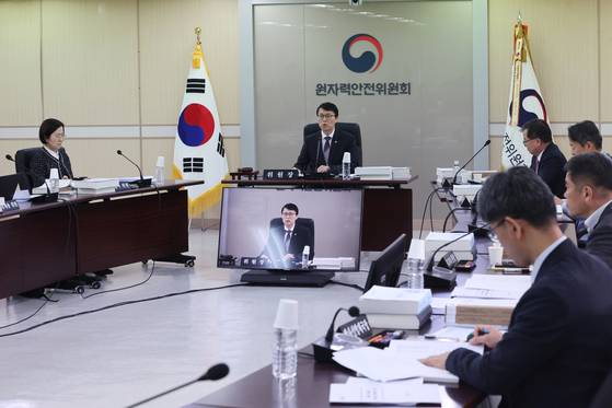Choi Won-ho, chair of the Nuclear Safety and Security Commission (NSSC), delivers opening remarks during the 224th plenary meeting at the commission’s office in Jung District, central Seoul, on Nov. 13. The NSSC approved the lifetime extension of Kori-2 Nuclear Power Plant during the meeting. [NEWS1]