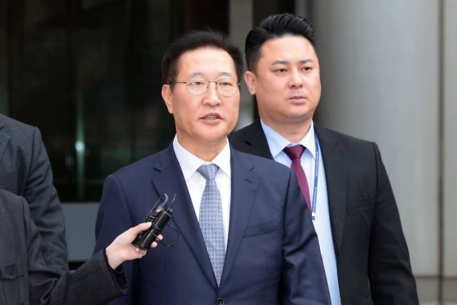 윤석열 전 대통령의 12·3 비상계엄 선포를 방조 및 가담한 혐의를 받는 박성재 전 법무부 장관이 지난달 14일 구속 전 피의자 심문(영장실질심사)을 마치고 서울 서초구 서울중앙지방법원을 나서고 있다. 연합뉴스