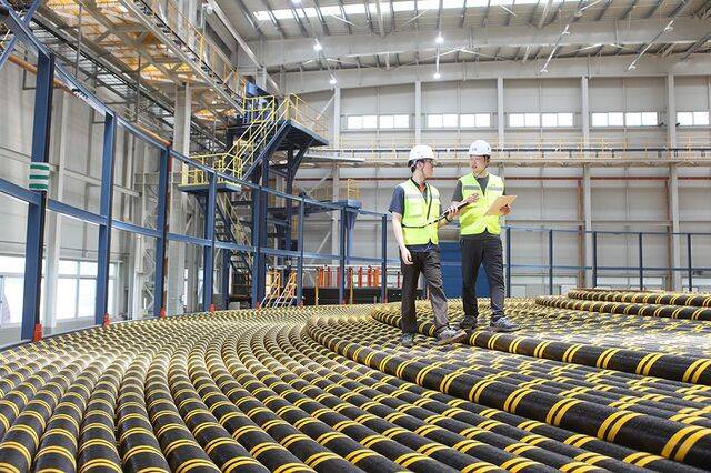 LS전선 직원들이 선적 중인 해저케이블을 점검하고 있다. LS전선 제공