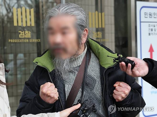 야간외출 제한 명령을 어기고 집을 나섰다 적발돼 전자장치 부착 등에 관한 법률 위반 혐의로 불구속 기소된 아동 성범죄자 조두순이 지난해 3월  오전 경기도 안산시 수원지방법원 안산지원에서 열린 첫 공판을 마치고 나오며 취재진 질문에 답하고 있다. [연합뉴스]