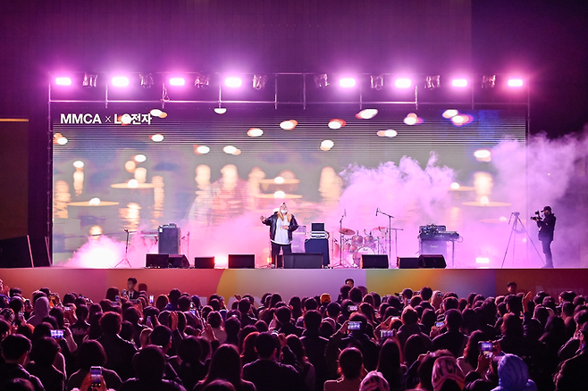 지난 10월 29일 서울 종로구 국립현대미술관 서울관 마당에서 열린 콘서트에서 관람객들이 키라라 공연을 보고 있다. <국립현대미술관>