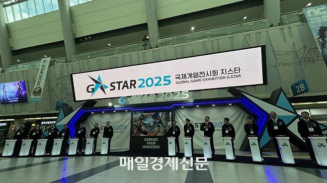 13일 부산 벡스코에서 열린 ‘지스타 2025’ 개막식에서 조영기 한국게임산업협회장(왼쪽 여덟째), 박형준 부산시장(왼쪽 일곱째), 박병무 엔씨소프트 대표(왼쪽 여섯째), 김병규 넷마블 대표(왼쪽 열한번째) 등 참석자들이 기념촬영을 하고 있다. [사진  = 안선제 기자]