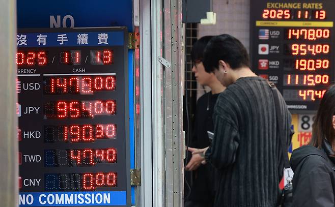 원/달러 환율이 1,470대로 상승한 13일 서울 중구 명동 환전소에서 외국인들이 환전하고 있다. 2025.11.13 [연합뉴스]