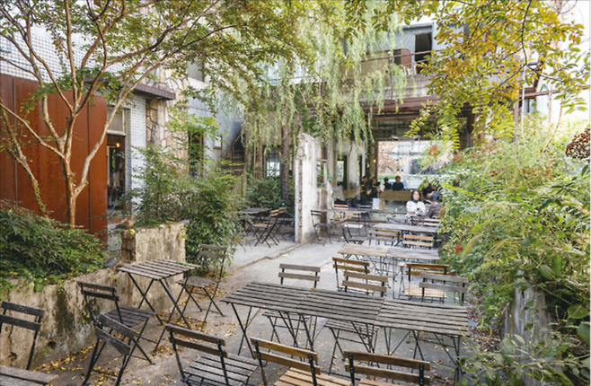 매장 내 시민 개방 공원을 만들어놓은 ‘카페 어니언’ (윤관식 기자)