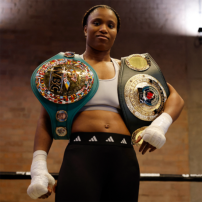 캐럴라인 뒤부아가 도전자 신보미레와 WBC 여자 라이트급 타이틀 2차 방어전 대비 공개 훈련 후 기념 촬영을 하고 있다. 왼쪽은 세계복싱평의회, 오른쪽은 국제복싱기구(IBO) 챔피언 벨트.