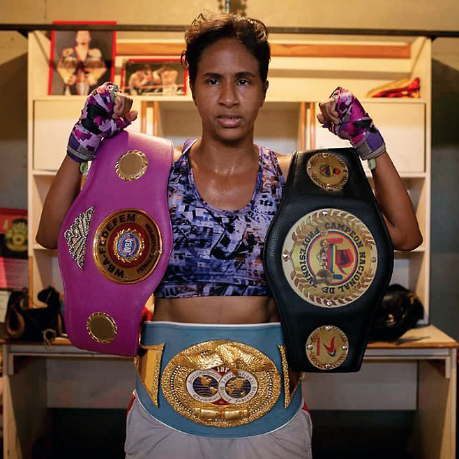 아나 마리아 로사노가 지난 3월 세계복싱연맹(WBF) 페더급 챔피언 결정전 홍보를 위해 WBA 라틴아메리카 슈퍼밴텀급 챔피언 벨트(왼쪽) 등과 함께 찍은 프로필