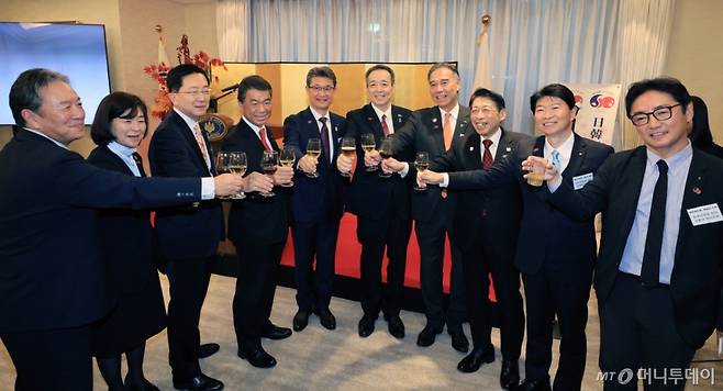 미즈시마 고이치 주한일본대사와 일본의 현 지사와 부지사들이 11일 서울 성북구 주한일본대사관 관저에서 열린 ‘한일 국교정상화 60주년 기념 전국지사회·일본 소도시 PR 리셉션’에서 건배하고 있다. / 사진=뉴스1