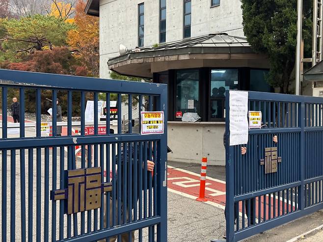 13일 오전 8시30분 서울 종로구 경복고등학교 정문이 닫히고 있다. /사진=최문혁 기자.