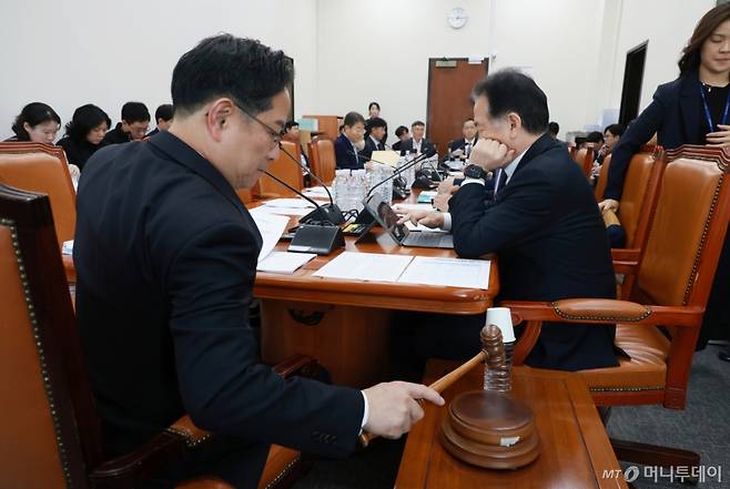 [서울=뉴시스] 고승민 기자 = 12일 서울 여의도 국회에서 열린 기획재정위원회 제2차 조세소위원회에서 박수영 의원장이 회의를 주재하고 있다. 2025.11.12. kkssmm99@newsis.com /사진=고승민
