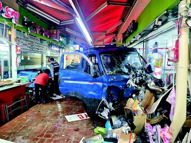 시장 통로 아수라장  : 13일 오전 10시 55분쯤 경기 부천시 오정구 원종동 제일시장에서 1t 트럭이 시장통로로 돌진한 모습. 이 사고로 현재까지 보행자 5명이 심정지 상태로 발견됐고, 10여 명이 다쳐 119구급대에 의해 병원으로 옮겨졌다.  부천소방서 제공