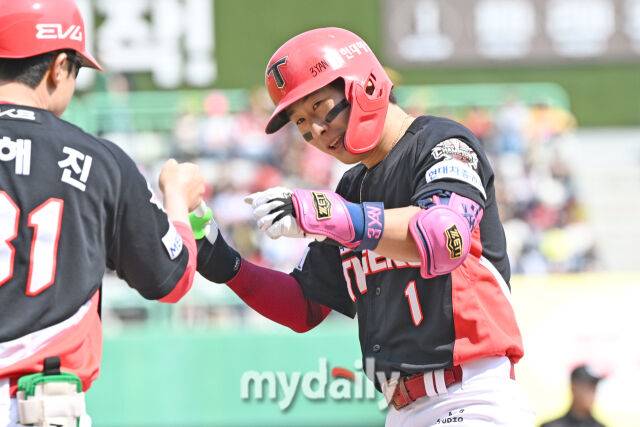 11일 인천 SSG랜더스필드에서 열린 '2025 신한 SOL BANK KBO리그' KIA 타이거즈와 SSG랜더스 경기. KIA 박찬호가 3회초 1사에 안타를 치고 기뻐하고 있다./마이데일리