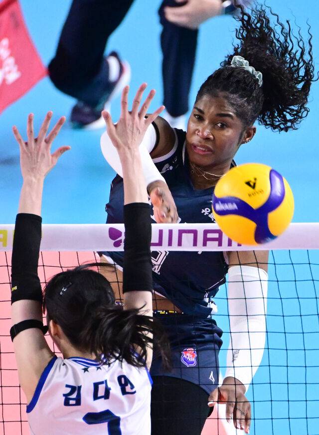 모마가 스파이크를 때리고 있다 / 한국배구연맹(KOVO)