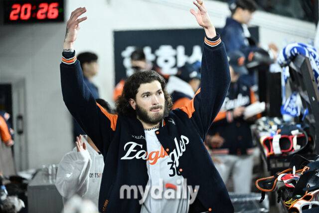 29일 대전 한화생명 볼파크 야구장에서 열린 '2025 신한 SOL 뱅크 KBO 한국시리즈 3차전' LG 트윈스와 한화 이글스 경기. 한화 선발 폰세가 6회초 수비를 마치고 더그아웃에 들어와 두 손을 들어보이고 있다./마이데일리