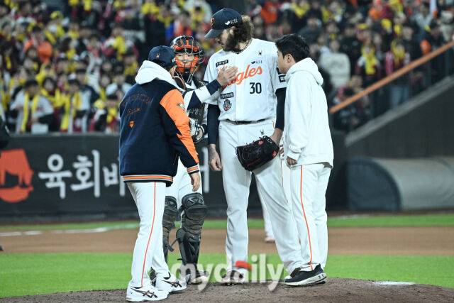 29일 대전 한화생명 볼파크 야구장에서 열린 '2025 신한 SOL 뱅크 KBO 한국시리즈 3차전' LG 트윈스와 한화 이글스 경기. 한화 양상문 코치가 6회 1사 2루에 마운드를 방문에 선발 폰세와 이야기를 나누고 있다./마이데일리