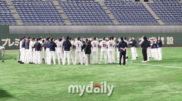 공식 훈련에 앞서 미팅을 진행한 한국 대표팀./도쿄(일본)=김경현 기자