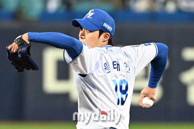 22일 대구 삼성라이온즈파크에서 열린 '2025 신한 SOL BANK KBO 포스트 시즌' 삼성 라이온즈와 한화 이글스 플레이오프(PO) 4차전 경기. 삼성 선발 원태인이 힘차게 투구하고 있다./마이데일리