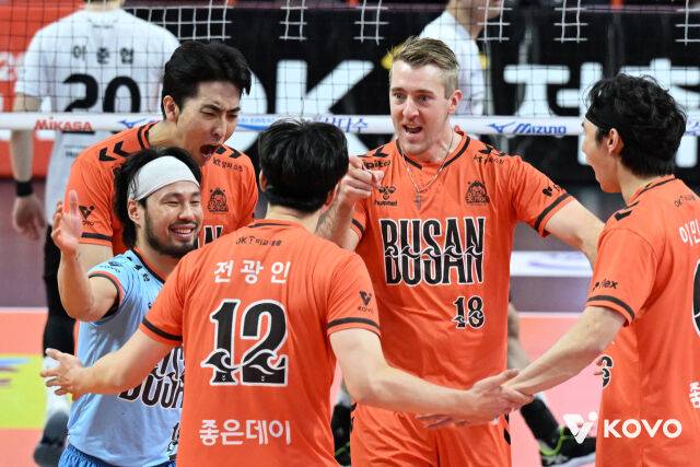 승리한 OK저축은행 선수들./KOVO