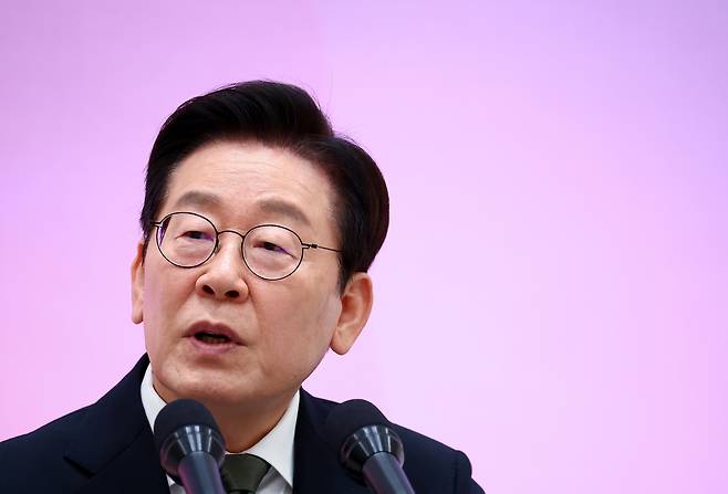 이재명 대통령이 지난 12일 청와대 영빈관에서 열린 시장·군수·구청장 초청 국정 설명회에서 발언하고 있다. [연합]