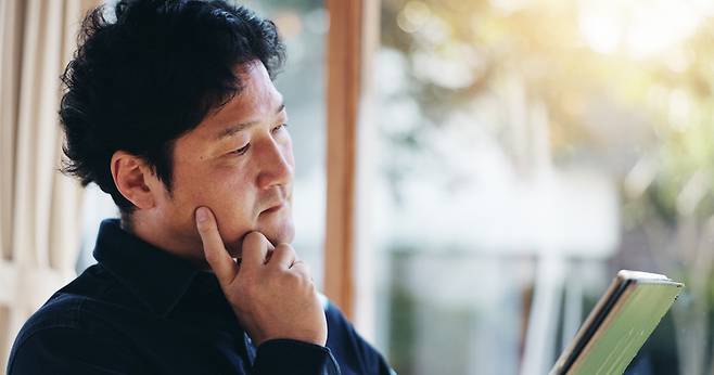 40대 미혼 남성 정섭 씨는 부모와 자녀 없이 형제자매만 남은 상태. 연락 끊긴 이복형제에게도 법적 상속권이 있다는 사실을 뒤늦게 알게 됐다. 신탁을 활용해 원하는 가족에게만 재산을 물려주고 싶은데, 어떻게 해야 좋을지 고민에 빠졌다.  [게티이미지뱅크 제공]