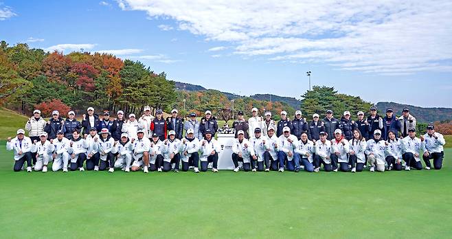 위믹스 챔피언십 포토콜에 선수와 캐디 전원이 참석해 포즈를 취한 모습   [대회 조직위 제공]