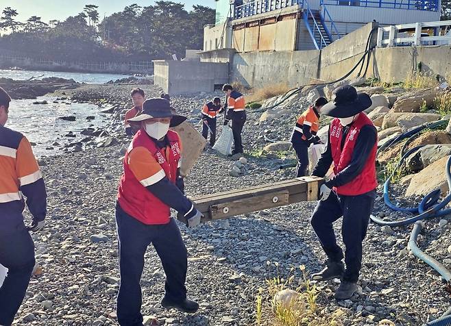 김상동 고려아연 노조 사무국장(가운데)을 비롯해 고려아연 온산제련소 임직원들이 반려해변 정화 활동을 펼치고 있다. [고려아연 제공]