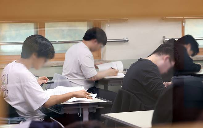 2026학년도 대학수학능력시험일인 13일 오전 경기도교육청 제30지구 제17시험장인 수원시 영통구 효원고등학교에서 수험생들이 시험 준비를 하고 있다. [사진공동취재단]