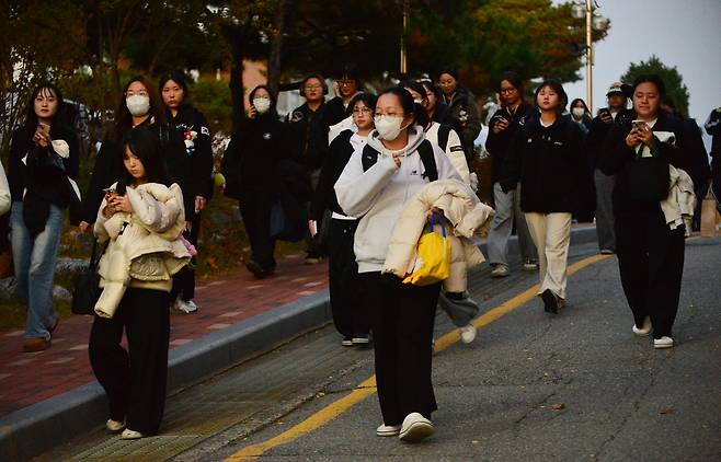 2026학년도 대학수학능력시험일인 13일 충북 청주시 일신여자고등학교에서 수능을 끝낸 수험생들이 나오고 있다.[뉴시스]