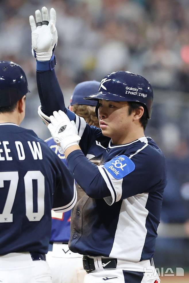 [서울=뉴시스] 조성우 기자 = 9일 오후 서울 구로구 고척스카이돔에서 열린 2025 K-베이스볼 시리즈 대한민국과 체코의 평가전 2차전 경기, 한국 6회초 공격 2사 주자 만루서 문현빈이 2타점 적시타를 때린 뒤 세리머니를 하고 있다. 2025.11.09. xconfind@newsis.com