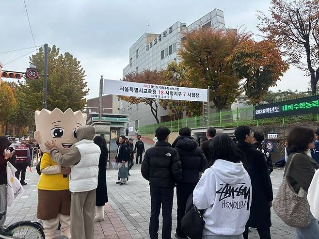 [서울=뉴시스] 서울 강남구 개포고등학교 앞, 2026학년도 대학수학능력시험일인 13일 학생들과 학부모들의 모습이 보이고 있다. photo@newsis.com *재판매 및 DB 금지