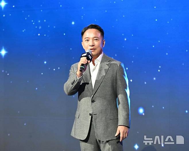 [부산=뉴시스] 윤정민 기자 = 김택진 엔씨소프트 최고경영자(CEO) 겸 최고창의력책임자(CCO)가 13일 오전 부산 벡스코에서 열린 엔씨 '지스타 2025' 오프닝 세션에서 인사말을 하고 있다. 2025.11.13. alpaca@newsis.com