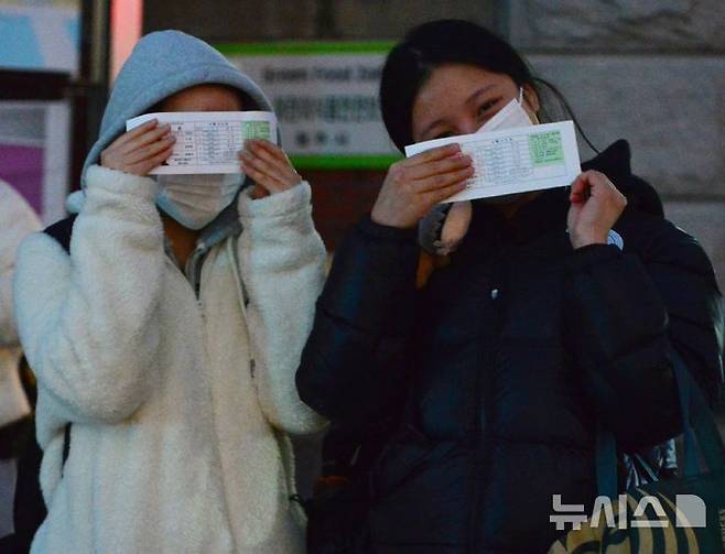 [청주=뉴시스] 서주영 기자 = 2026학년도 대학수학능력시험일인 13일 충북 청주시 일신여자고등학교 앞에서 수능을 끝낸 수험생들이 기념촬영을 하고 있다. 2025.11.13. juyeong@newsis.com