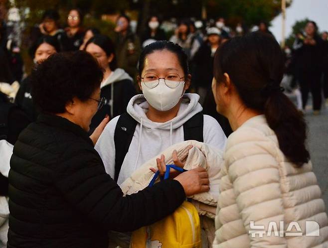[청주=뉴시스] 서주영 기자 = 2026학년도 대학수학능력시험일인 13일 충북 청주시 일신여자고등학교 앞에서 학부모가 수능을 끝내고 나온 자녀를 격려하고 있다. 2025.11.13. juyeong@newsis.com