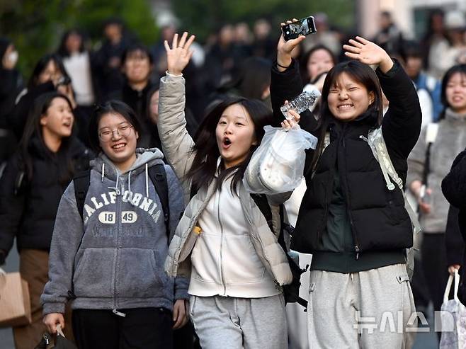 [광주=뉴시스] 이현행 기자 = 2026학년도 대학수학능력시험이 종료된 13일 오후 광주 남구 봉선동 동아여고(26지구 제32시험장)에서 수능을 마친 수험생들이 환호하고 있다. 2025.11.13. lhh@newsis.com