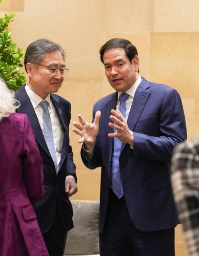 조현 장관, 미국 국무부 장관과 대화 조현 장관, 미국 국무부 장관과 대화     (서울=연합뉴스) 조현 외교부 장관이 12일(현지시간) 캐나다 나이아가라에서 열린 G7 외교장관회의 확대회의의 해양안보 및 에너지안보 관련 세션에 참석을 계기로 마코 루비오 미국 국무부 장관과 만나 대화하고 있다. 2025.11.13 [외교부 제공. 재판매 및 DB 금지]     photo@yna.co.kr (끝)   <저작권자(c) 연합뉴스, 무단 전재-재배포, AI 학습 및 활용 금지>